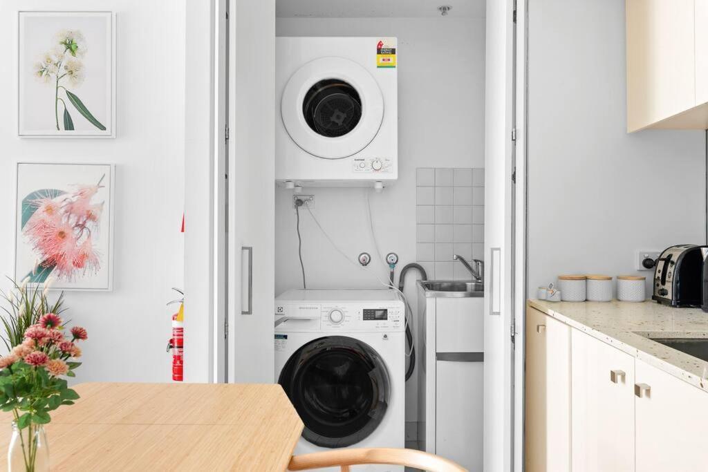 Secluded Surry Hills Escape With Private Balcony Apartment *